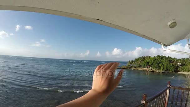 Mão feminina bonito que toca o oceano da vista da varanda — Vídeo de Stock