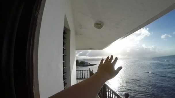 Carino mano femminile toccando oceano dal balcone Vista — Video Stock