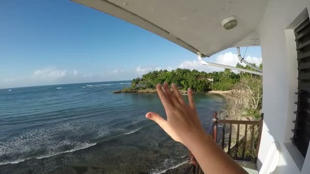 Niedliche weibliche Hand, die das Meer vom Balkon aus berührt — Stockvideo