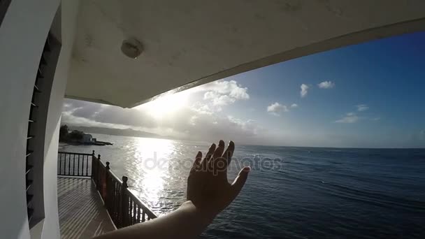 Mão feminina bonito que toca o oceano da vista da varanda — Vídeo de Stock