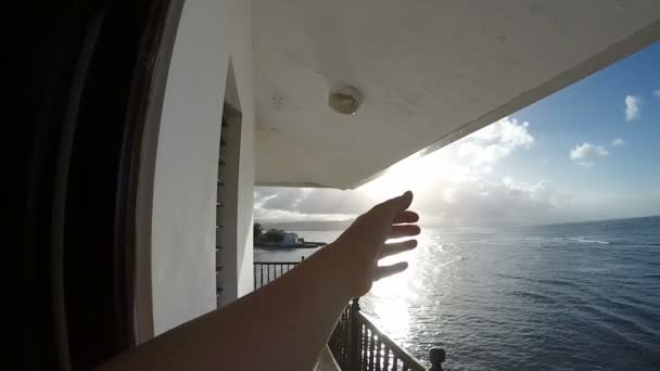 Niedliche weibliche Hand, die das Meer vom Balkon aus berührt — Stockvideo