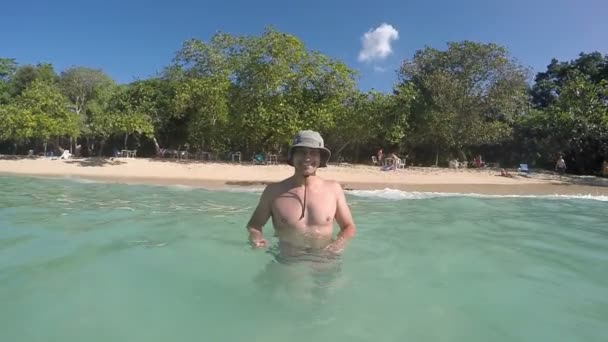 Hombre feliz en el agua Mostrando signo ok — Vídeo de stock