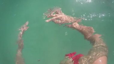 Yanıp sönen deniz suyu kadın Yüzme