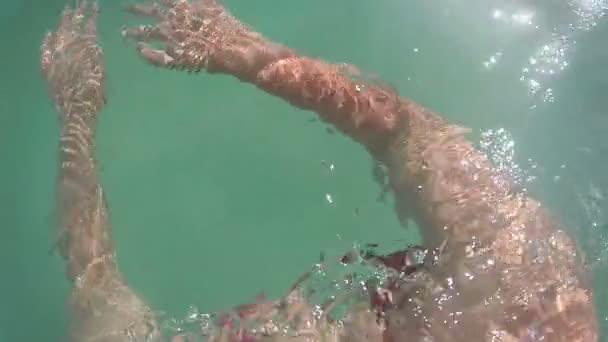 Mulher Swimmig na água do mar — Vídeo de Stock