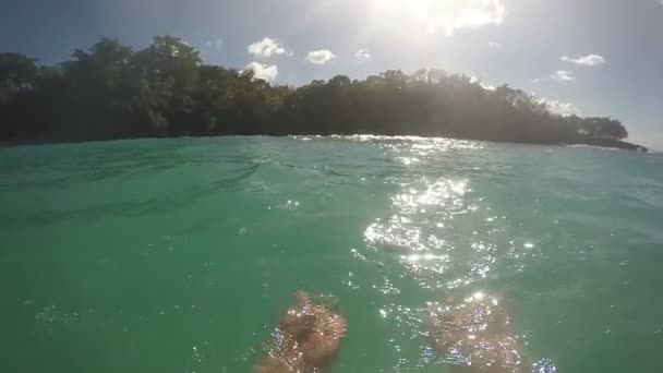 Vrouw zwemmen met Gopro duiken in Water — Stockvideo