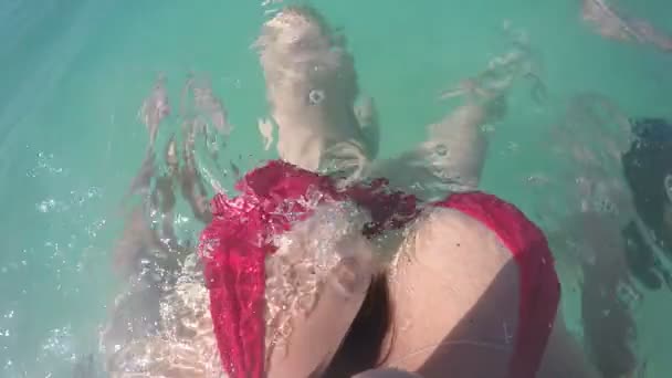 Mujer en bikini rojo nadando con Gopro — Vídeos de Stock