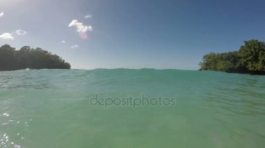 Denizde dalgalar üzerinde sallayarak