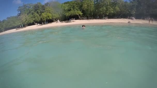 Nadando a la costa con Gopro — Vídeos de Stock