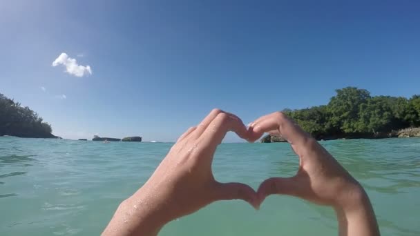 Herz aus den Händen im Meerwasser Sommerferien — Stockvideo