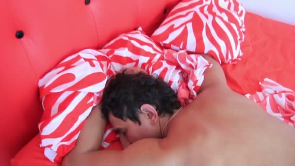 Schattige Brunette jongeman slapen in Bed — Stockvideo