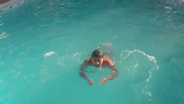 Человек выходит из бассейна — стоковое видео