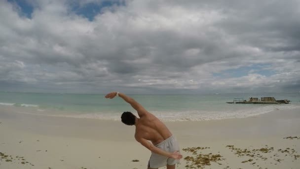 Мужские упражнения на пляже — стоковое видео
