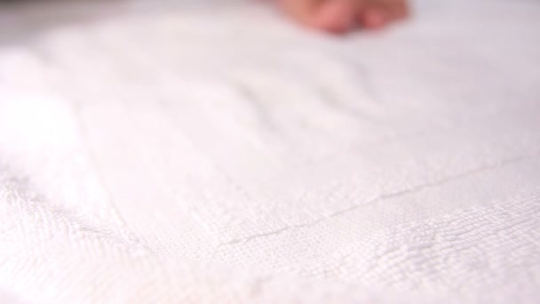 Vrouwelijke Voeten Blootsvoets Staan Witte Handdoek Douche Een Ochtend Een — Stockvideo