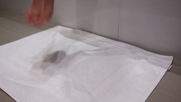 Frauenfüße Barfuß Auf Weißem Handtuch Unter Der Dusche Morgens Neuen — Stockvideo