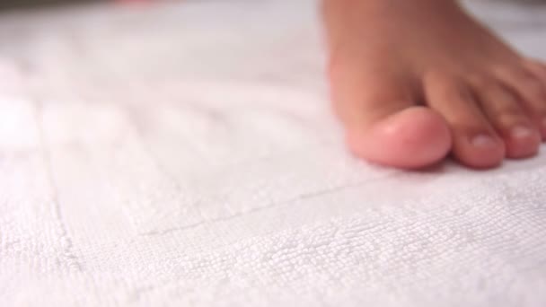 Vrouwelijke Voeten Blootsvoets Staan Witte Handdoek Douche Een Ochtend Een — Stockvideo