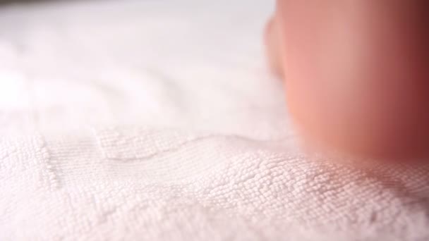 Frauenfüße Barfuß Auf Weißem Handtuch Unter Der Dusche Morgens Neuen — Stockvideo