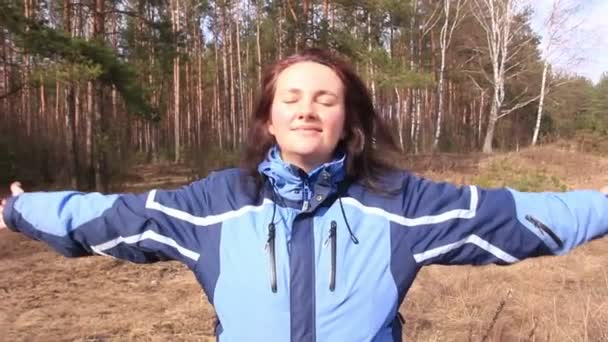 Mujer disfrutando de la naturaleza en el bosque — Vídeos de Stock