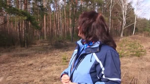 Kvinna njuta av livet utanför Park karaktär — Stockvideo