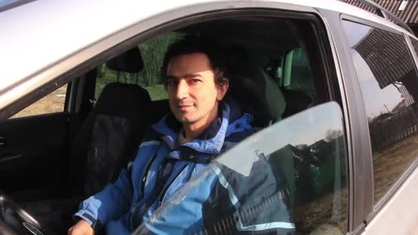 Hombre dentro de la ventana abierta del coche — Vídeos de Stock