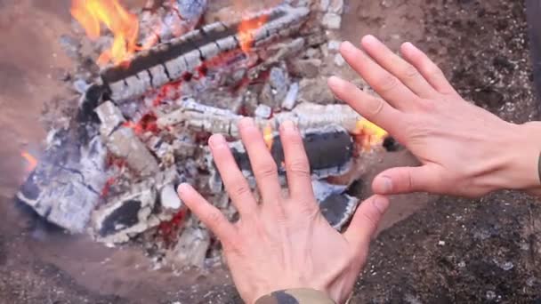 Man Gevoel Koude Opwarming Van Aarde Handen Ander Het Kampvuur — Stockvideo