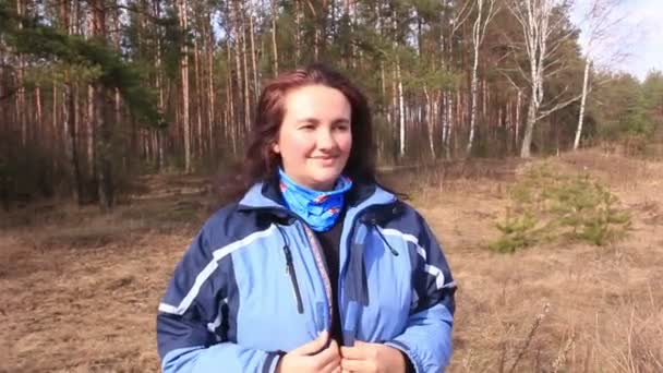 Schöne Frau genießt den Frühling Natur im Wald — Stockvideo