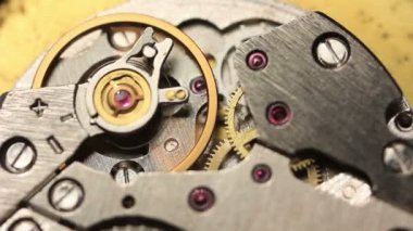 Eski kronometre saat dişli mekanizması döndürme