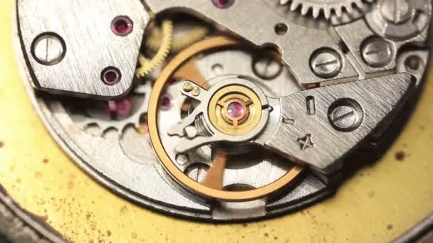 Reloj de cronómetro viejo mecanismo de engranaje giratorio — Vídeos de Stock