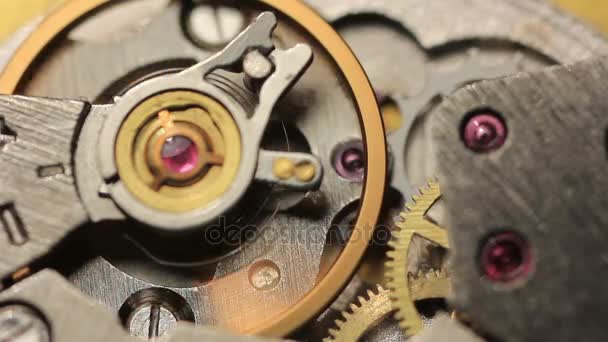 Reloj de cronómetro viejo mecanismo de engranaje giratorio — Vídeo de stock