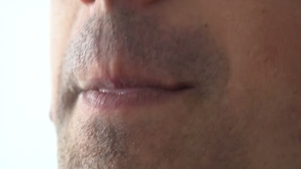 Mann beißt und leckt Lippen aus nächster Nähe — Stockvideo