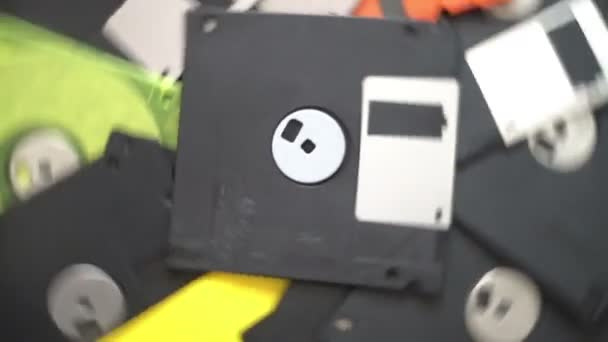 Dischi floppy del vecchio computer che ruotano — Video Stock