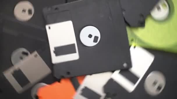 Dischi floppy vecchio computer retrò rotanti — Video Stock