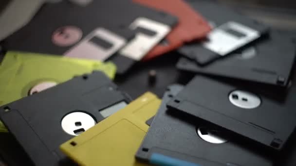 Старые флопи-диски с дискетами — стоковое видео
