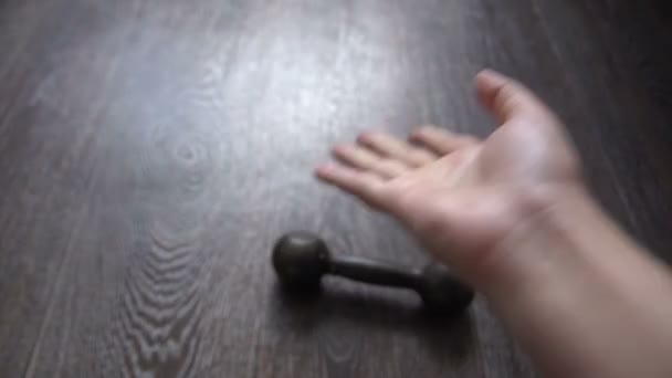 手の障害の概念から落ちるケトルベル — ストック動画