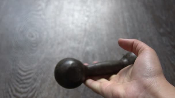 Kettlebell vallen uit de Hand mislukking Concept — Stockvideo