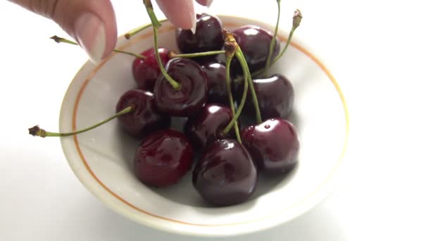 Mujer toma la mano dulce sabrosa cereza Berry — Vídeo de stock