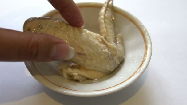 Рука бере погано розмиває їжу м'ясо курячого крила — стокове відео