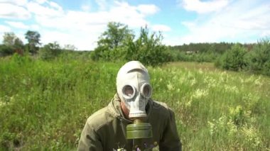 Doğa adamı gaz maskesi atmak uzağa çiçek yok