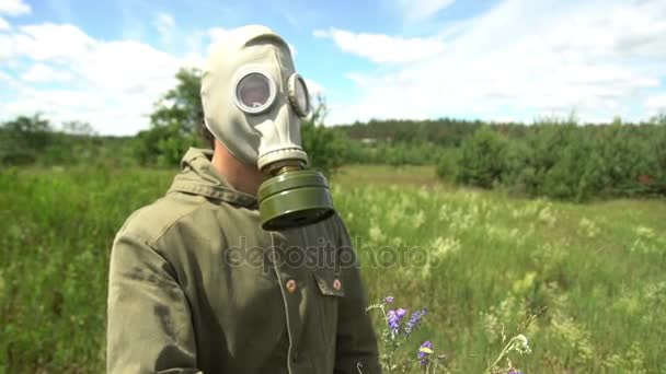 Концепция экологии Сюрреалистичный человек Газовая маска Цветы — стоковое видео