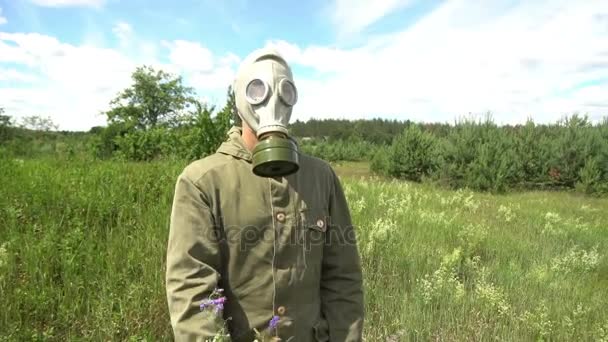 Ekoloji kavramı gerçeküstü adam gaz maskesi çiçekler — Stok video