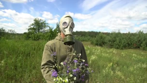 Wütender Gasmaskenmann wirft Blumen weg — Stockvideo