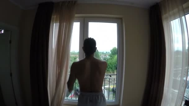 L'homme ouvre les rideaux le matin — Video