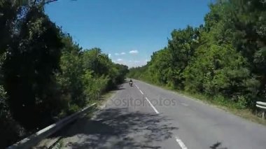 Yalnız Motosiklet ile arka sürüş açık yol görünümü
