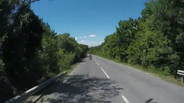 Προβολή ανοικτού δρόμου οδήγηση πίσω με μοναχικό μοτοσικλέτα — Αρχείο Βίντεο