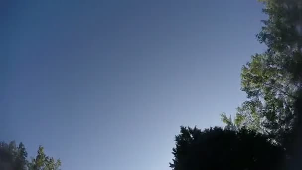 Mit Sonnenstrahlen durch den Himmel — Stockvideo