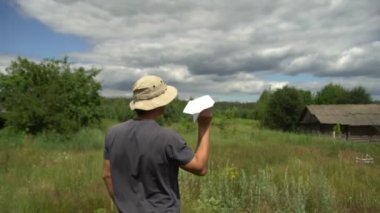 Kağıt Uçak çayır üzerinde başlatma adam