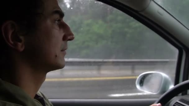 Dirigir em um clima chuvoso Estrada perigosa — Vídeo de Stock