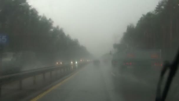 Körning i ett regnigt väder farlig väg — Stockvideo
