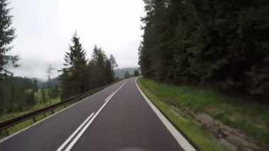 Açık sarma dağ yolu Slovakya doğa tarafından sürüş