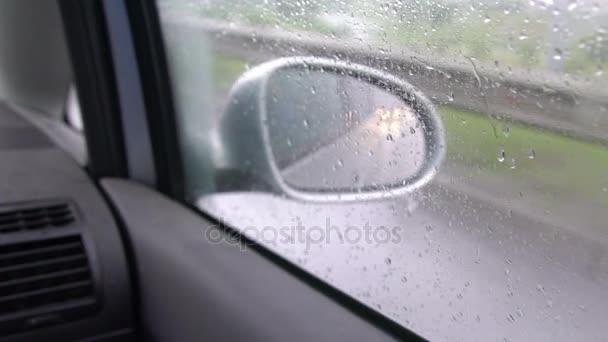Conducir en un camino peligroso para el tiempo lluvioso — Vídeo de stock
