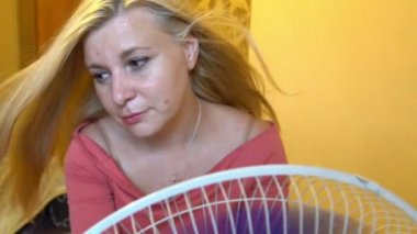 Kadın muzdarip elektrikli Fan Hava altında ısı Sit